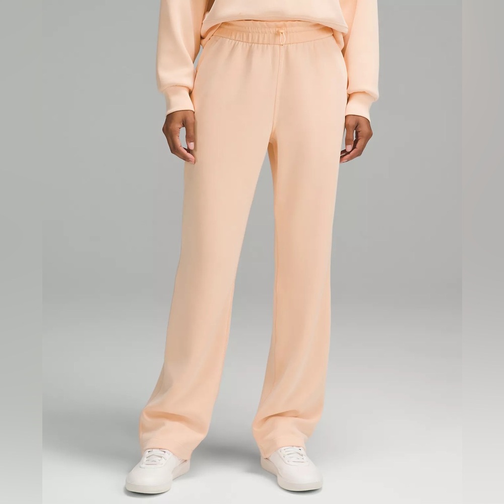 Lululemon Softstreme High-Rise Pant
Regular 6size